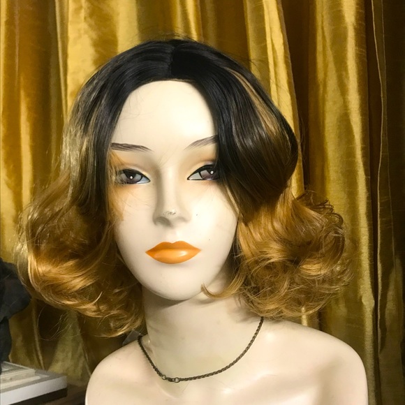 Topper in a color 27/4.Body wave, has clips for attachment, - Picture 1 of 3